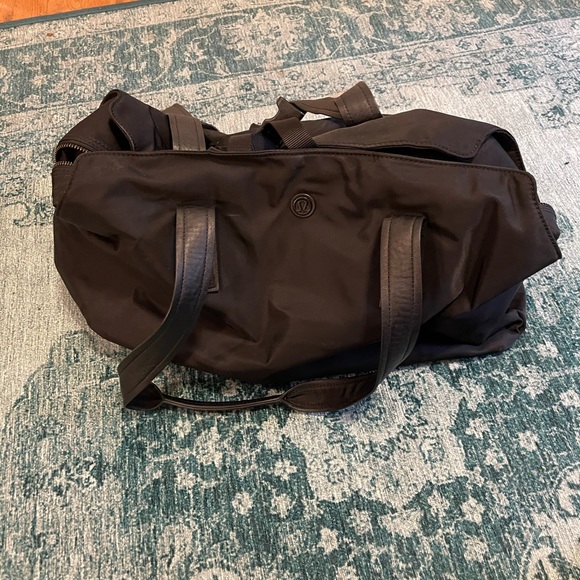 Lululemon duffle bag w/yoga mat holder straps